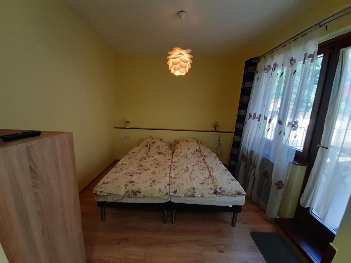 Gyopar Gyoengye Apartmanhaz Oroshaza Exterior photo
